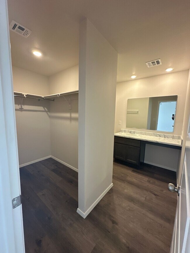 Building Photo - Preleasing Now Through 8/29! — Don’t Miss This Modern 3 Bed / 2 Bath Home in Claremore!