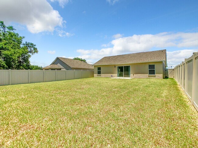 Building Photo - Beautiful 3 Bedroom 2 bath Home in desirab...