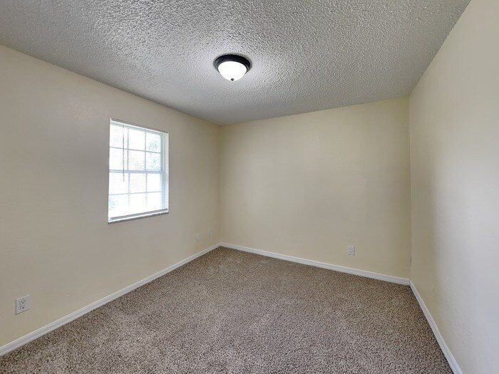Building Photo - 137 Rebecca Dr NE