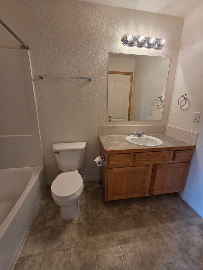 Building Photo - GREAT 3-BDRM, 3-BATH, 2-STORY + BMST. HOME AVAILABLE FOR IMMEDIATE OCCUPANCY IN GRAPEVINE!