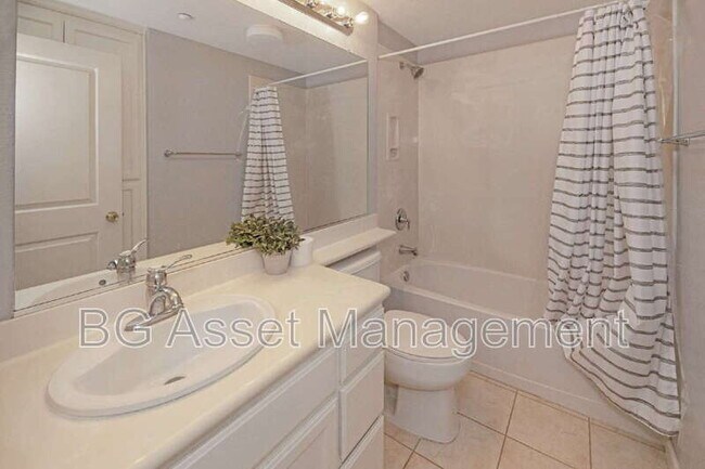 Building Photo - 1653 Northshore Dr