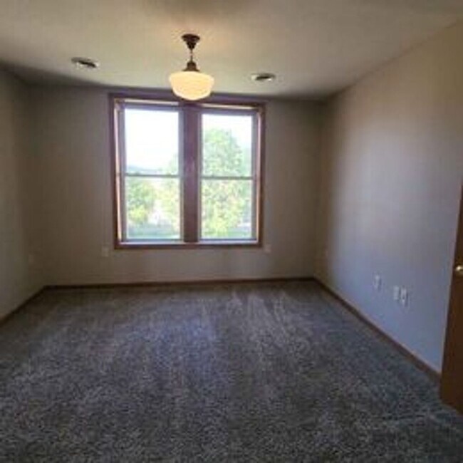 Building Photo - More Space than you can dream of! 5bed 2 b...