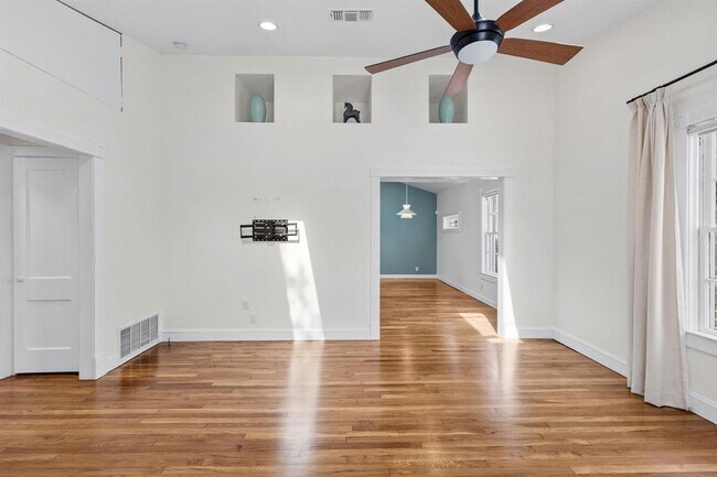 Building Photo - 1318 Bonham Terrace