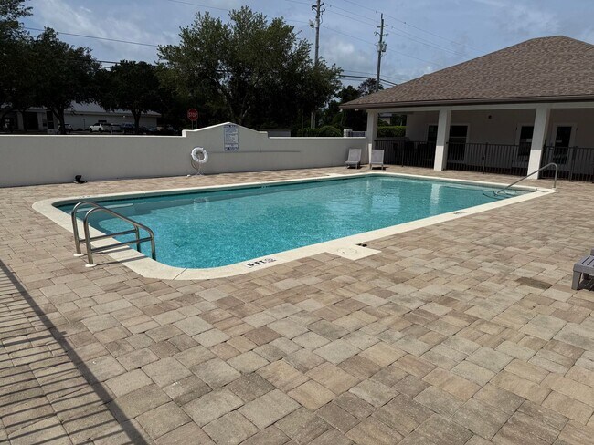 Building Photo - Updated Townhouse in Destin with Garage!