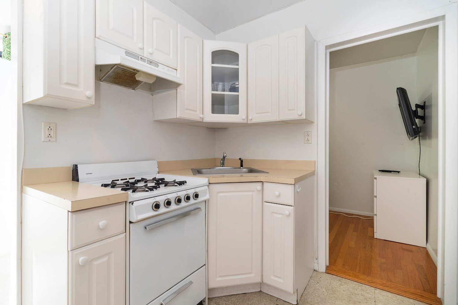 Building Photo - 224 E 95th St