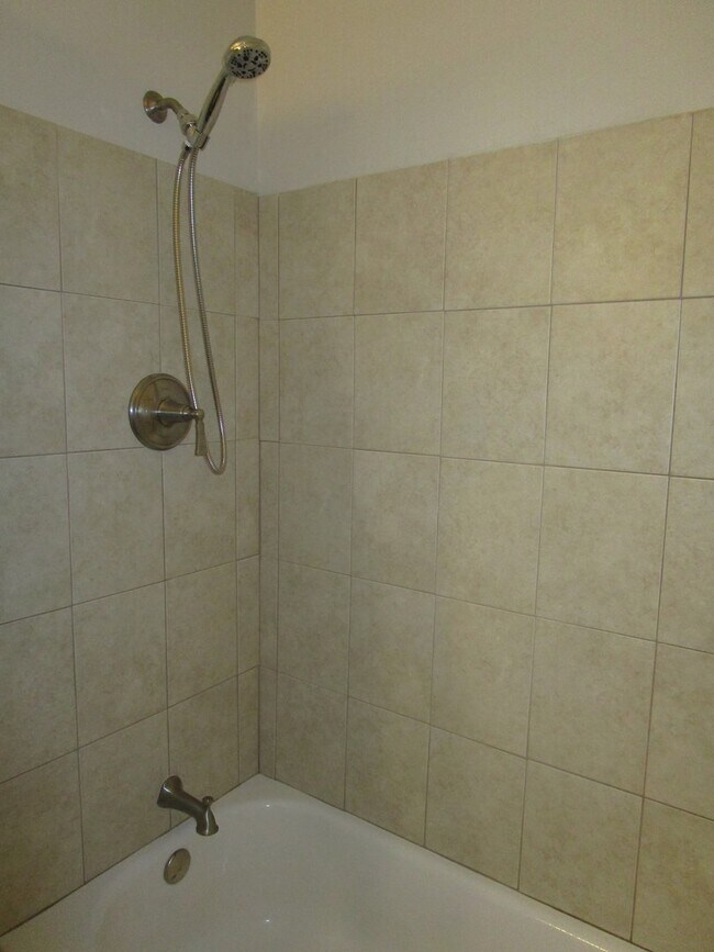 Building Photo - Large 4 Bedroom Townhouse in Gaithersburg!...