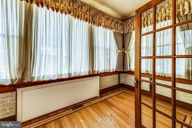 Building Photo - 1321 Maple Ave