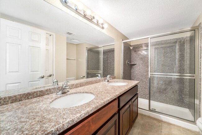 Building Photo - 2 Bedroom Condo!