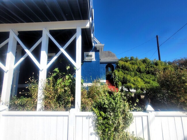 Building Photo - 2210 Eldridge Ave