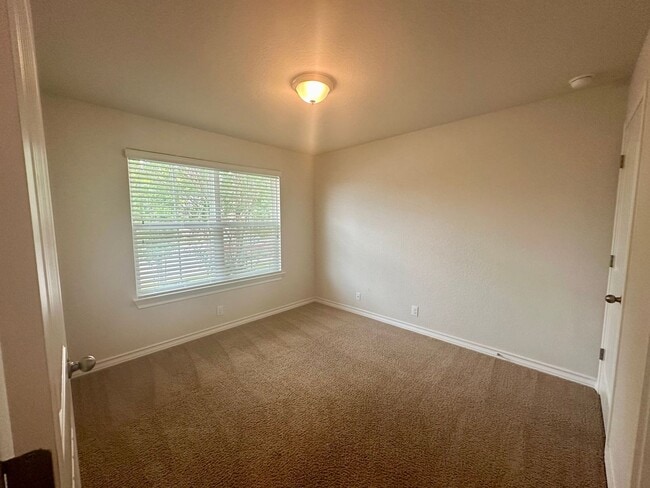 Building Photo - Fantastic Amenities ~ 4/2 Single Story w/ Refrigerator/Washer/Dryer Included ~