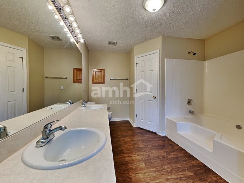 Building Photo - 1288 Summit Oaks Dr W