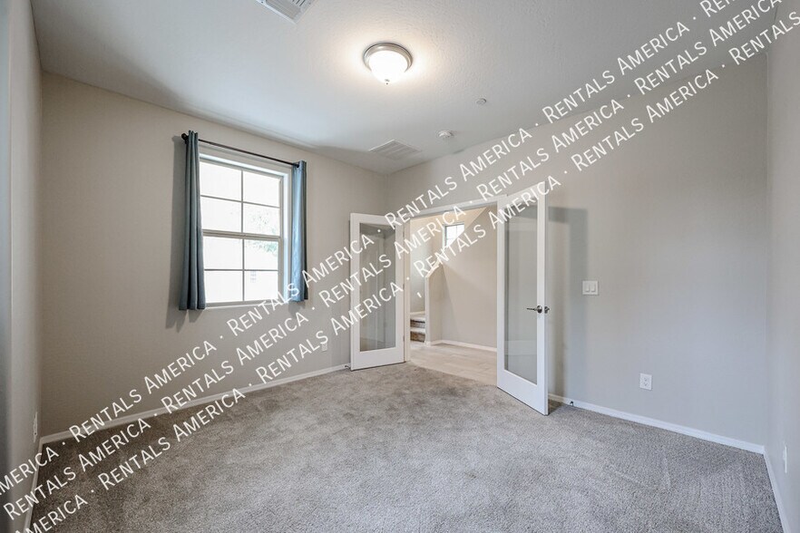 Building Photo - 1701 E Dogwood Ln