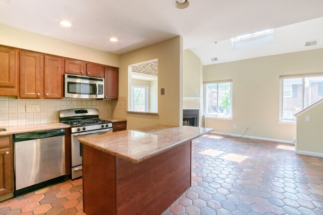 Building Photo - Beautiful Three Bedroom in Washington Square West