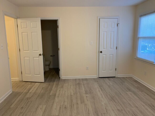 Building Photo - Rent Special! Half Month FREE!