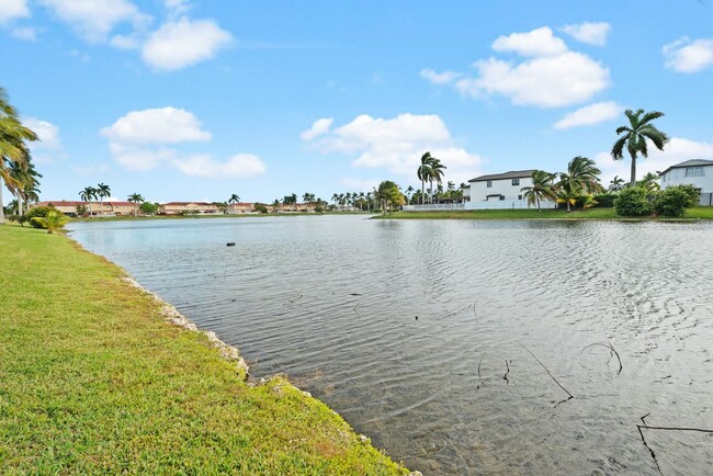 Building Photo - Waterfront 4 bedroom 2.5 bathroom Single F...