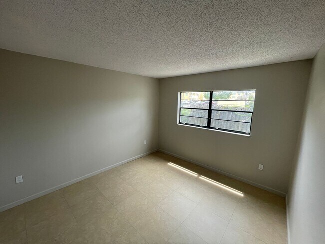 Building Photo - 2/1 in New Port Richey