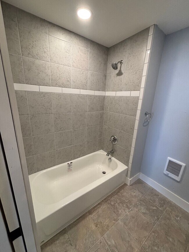 Building Photo - 741 Manitou Ave