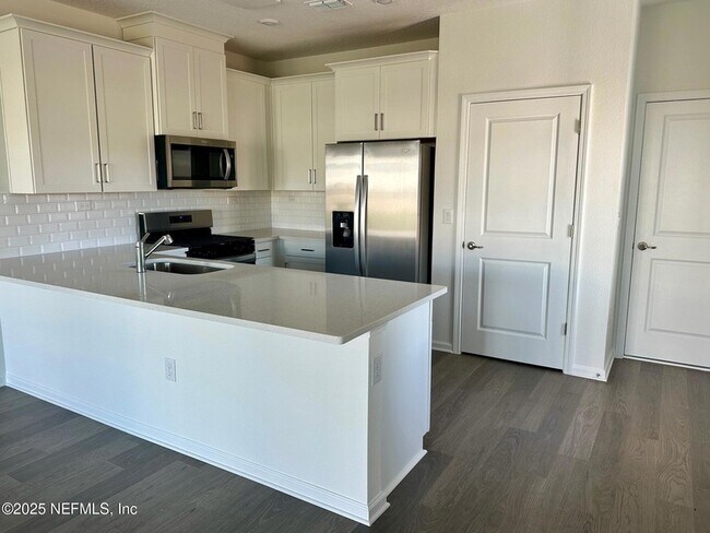 Building Photo - 181 Brandon Lks Dr