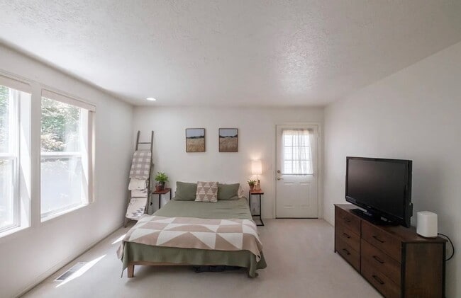 Building Photo - Single Level Home with a 2 car garage