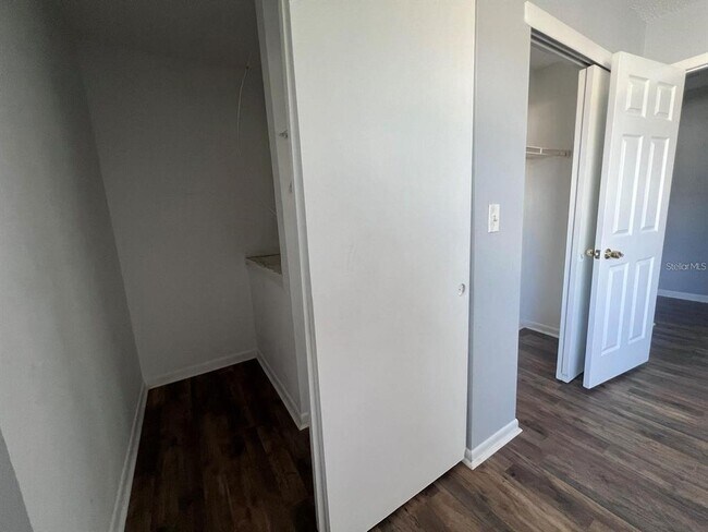 Building Photo - 2072 Los Lomas Dr