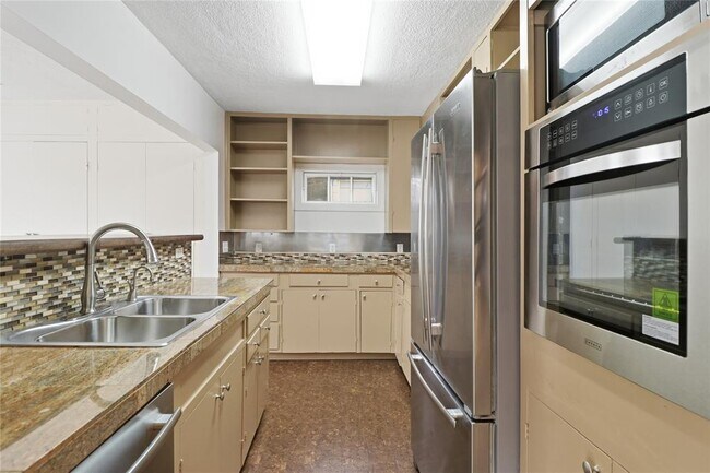 Building Photo - 2007 Montclaire St