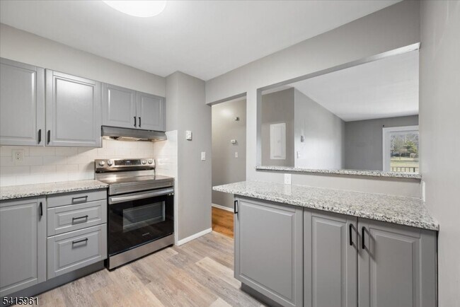 Building Photo - 807 Eves Dr