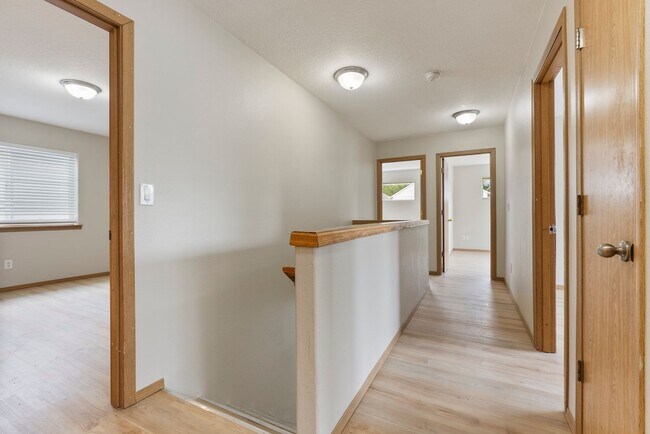 Building Photo - 5Bed/2.5 Bath House available