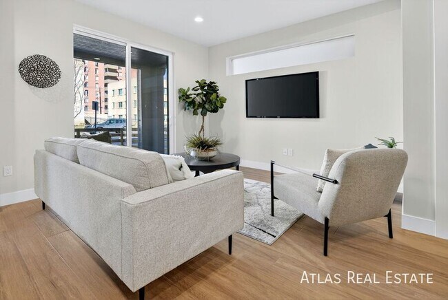 Building Photo - 830 Cherry St