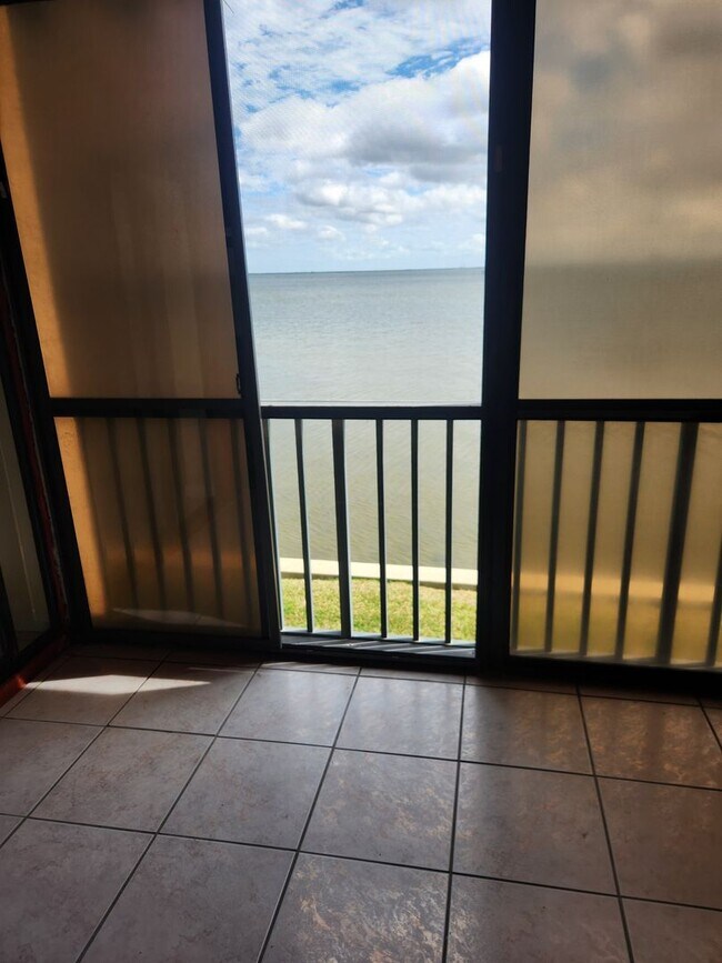 Building Photo - Waterfront 2 bedroom 2 Bath