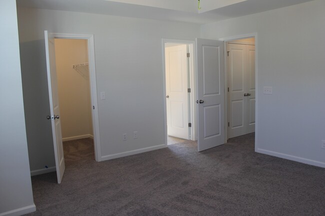 Building Photo - Beautiful Townhome in Wellstone