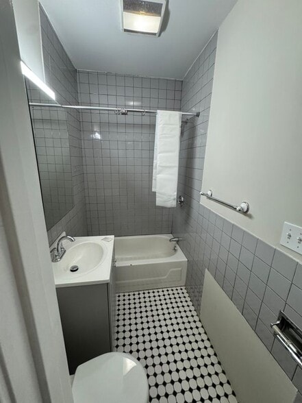 Building Photo - 164 Crest Ave