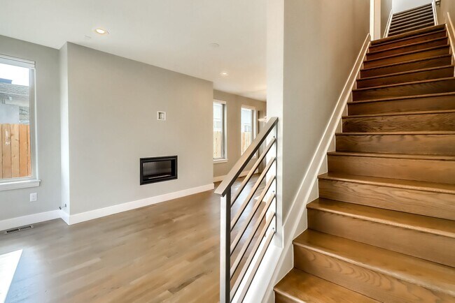 Building Photo - 3 bedroom Townhome + 2 Large Flex Spaces &...