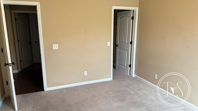 Building Photo - 639 Red Oak Ln