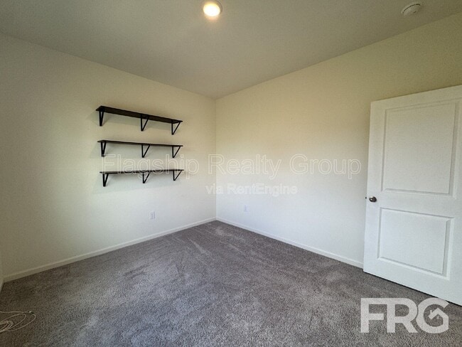 Building Photo - 303 Kenison Way