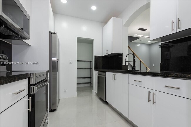 Building Photo - 939 NE 42nd Terrace