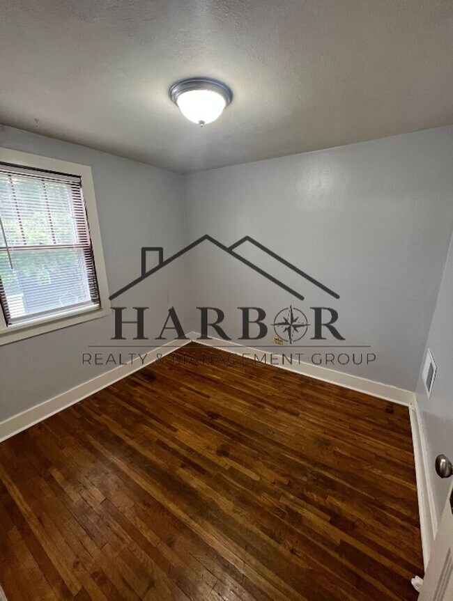 Building Photo - Bright and Comfortable Living!
