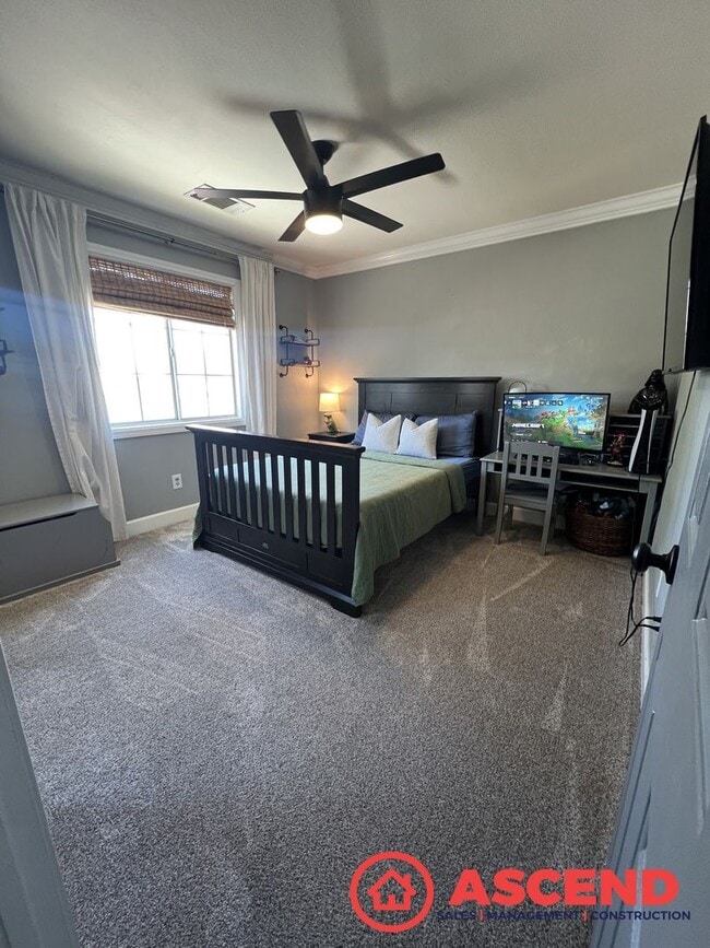 Building Photo - Darling Home in Olive Dr Area!