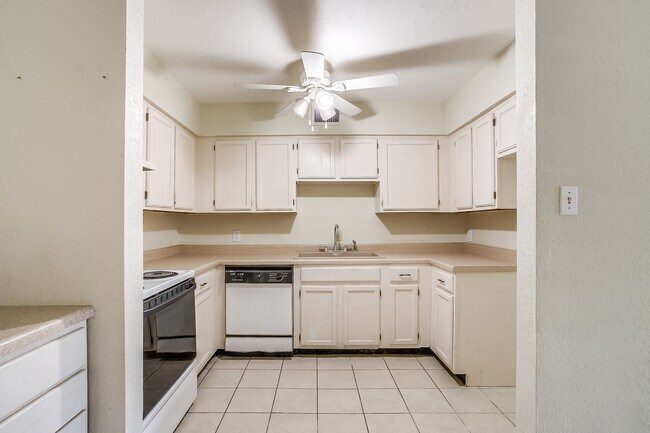 Building Photo - One side of 2 story duplex available-  3 b...