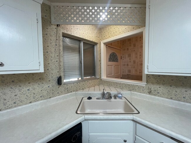 Building Photo - Southwood Home