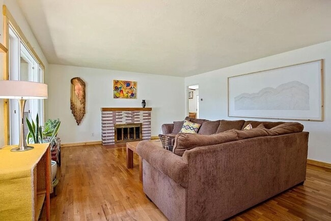 Building Photo - East Medford Ranch Home on large lot!  | Available Mid-July