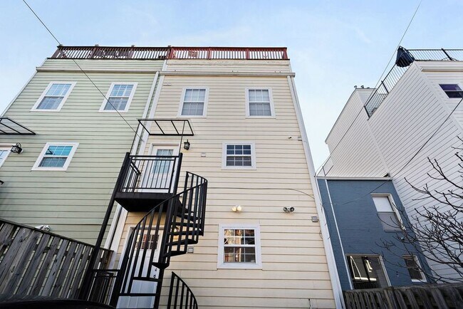 Building Photo - 136 Quincy Pl NE
