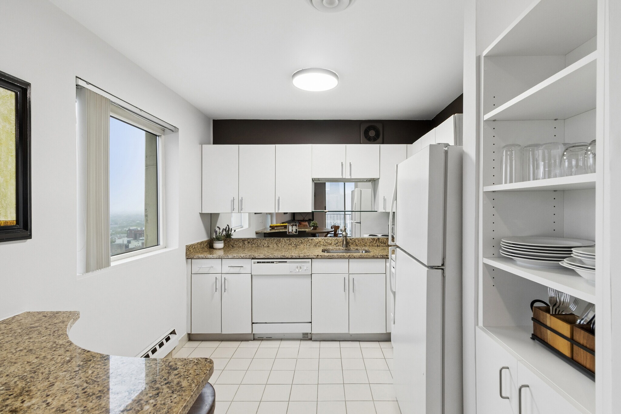 Kitchen - 1212 N La Salle Dr