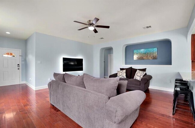 Building Photo - 1721 E Mesa Park Dr