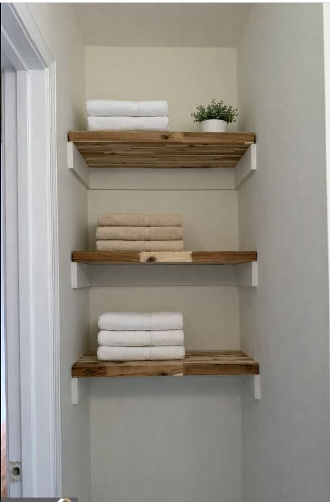 Building Photo - 1065 Nelson St