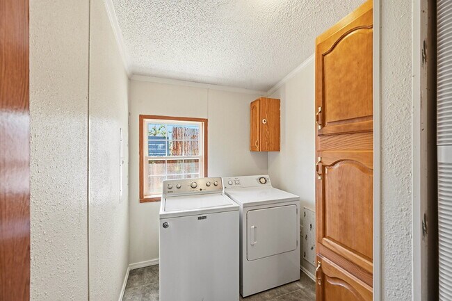 Building Photo - $2,595.95, 5 bed, 3.5 bath with a fenced back yard