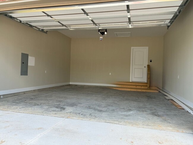 Building Photo - 102 Twin Lakes Dr