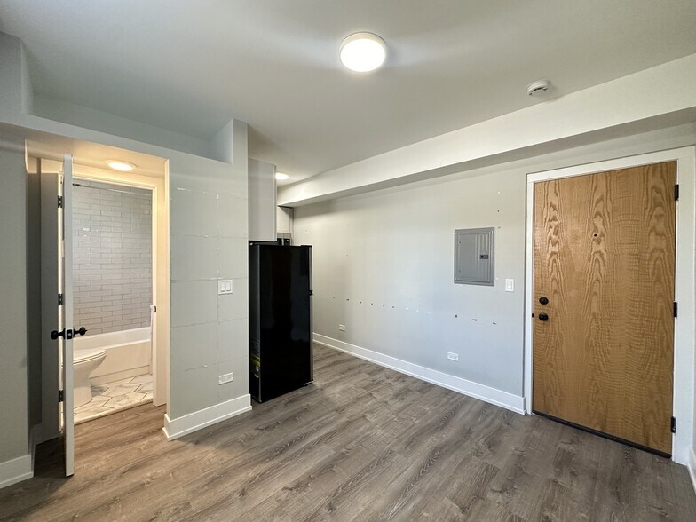 Building Photo - 553 W Belmont Ave