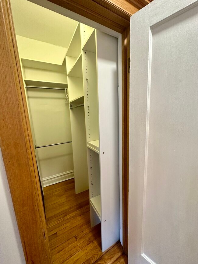 Building Photo - 5719 N Kenmore Ave