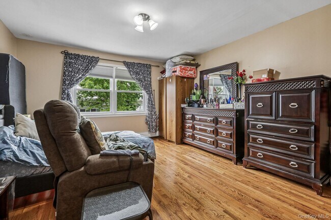 Building Photo - 583 Bellevue Ave N