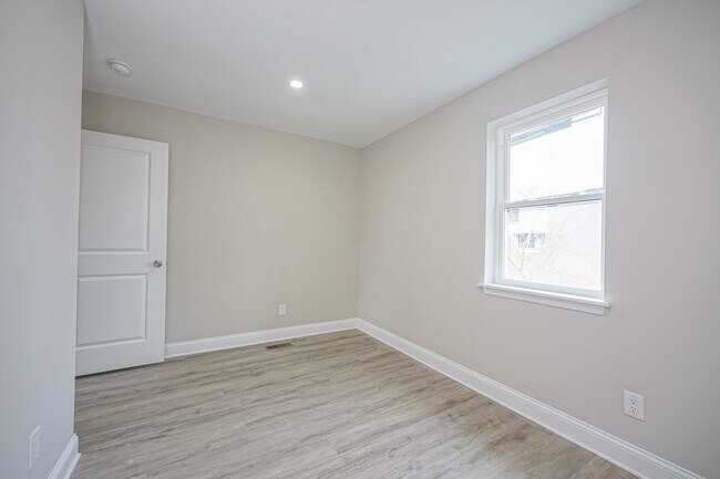 Building Photo - 1335 S Stanley St